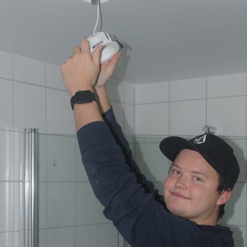 Store besparelser med LED-lys i Boligsameiet Blomsterbakken 1 Montering-av-downlights